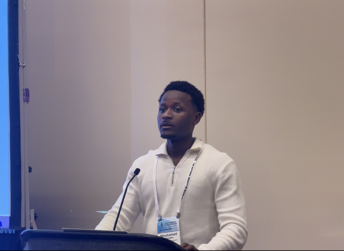 Mouhamad Mamane speaking at a podium